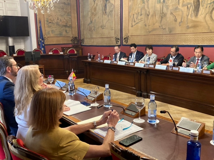 スペイン上院第一副議長との会談の写真 クリックすると拡大写真がご覧いただけます