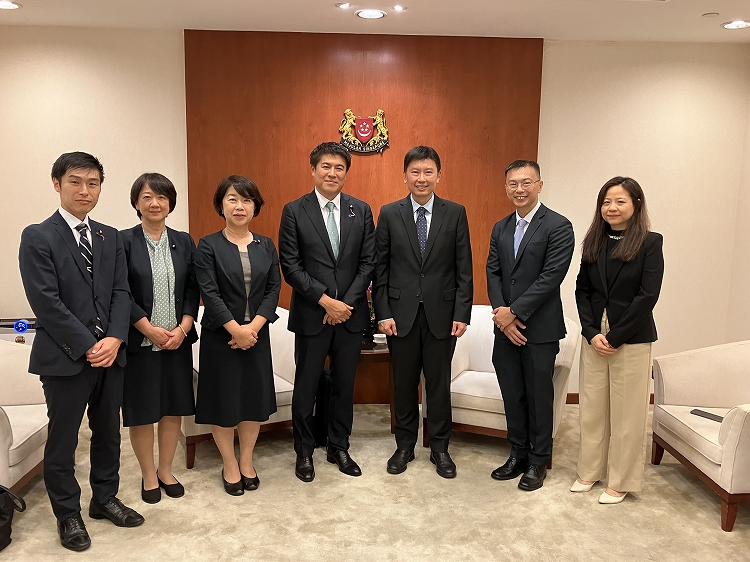 チー運輸大臣兼財務副大臣との意見交換(シンガポール)の写真 クリックすると拡大写真がご覧いただけます