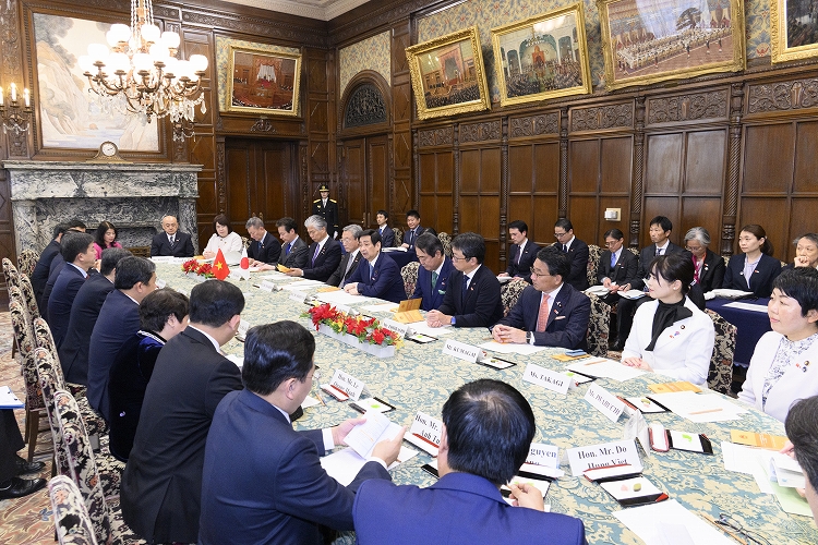 マン・ベトナム社会主義共和国国会議長一行参議院訪問(令和6年12月6日) 、懇談の写真、クリックすると拡大写真がご覧いただけます