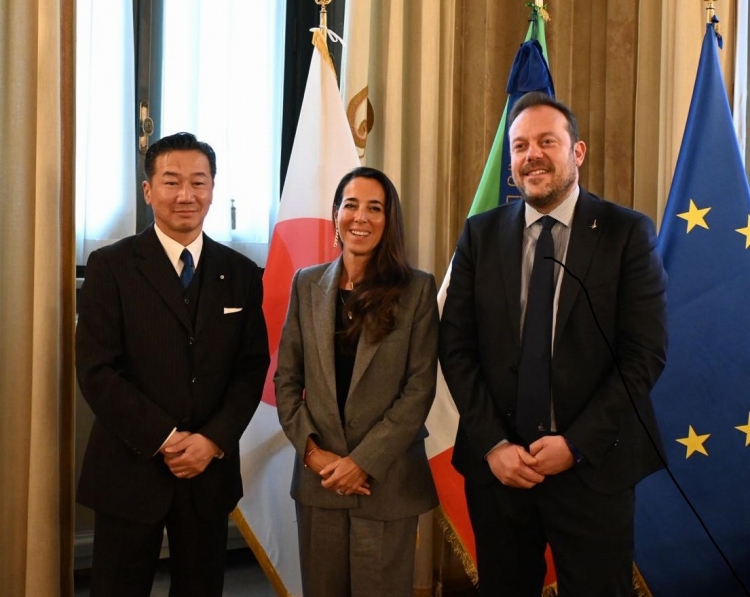 ロンズッリ・イタリア上院副議長との会談(イタリア)の写真 クリックすると拡大写真がご覧いただけます