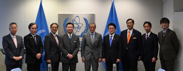 グロッシー・IAEA事務局長との会談(オーストリア)の写真 クリックすると拡大写真がご覧いただけます
