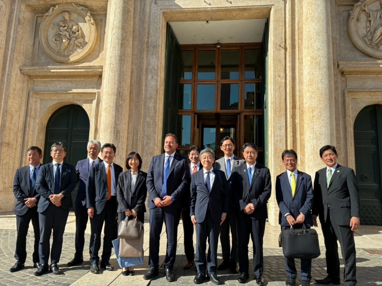 エウジェニオ・ゾッフィリ伊日友好議員連盟会長等との会談(イタリア)の写真 クリックすると拡大写真がご覧いただけます