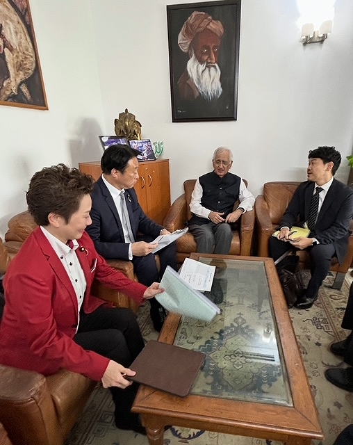 クルシード元外務大臣との意見交換(インド)の写真 クリックすると拡大写真がご覧いただけます